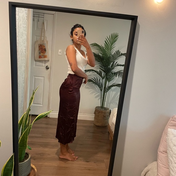 Maroon Babaton midi skirt with slit - Picture 2 of 3